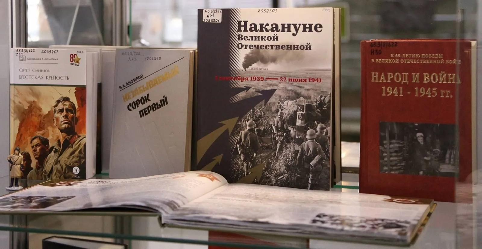 Во славу Великой Победы: книжная экспозиция «Была война… Была Победа…»